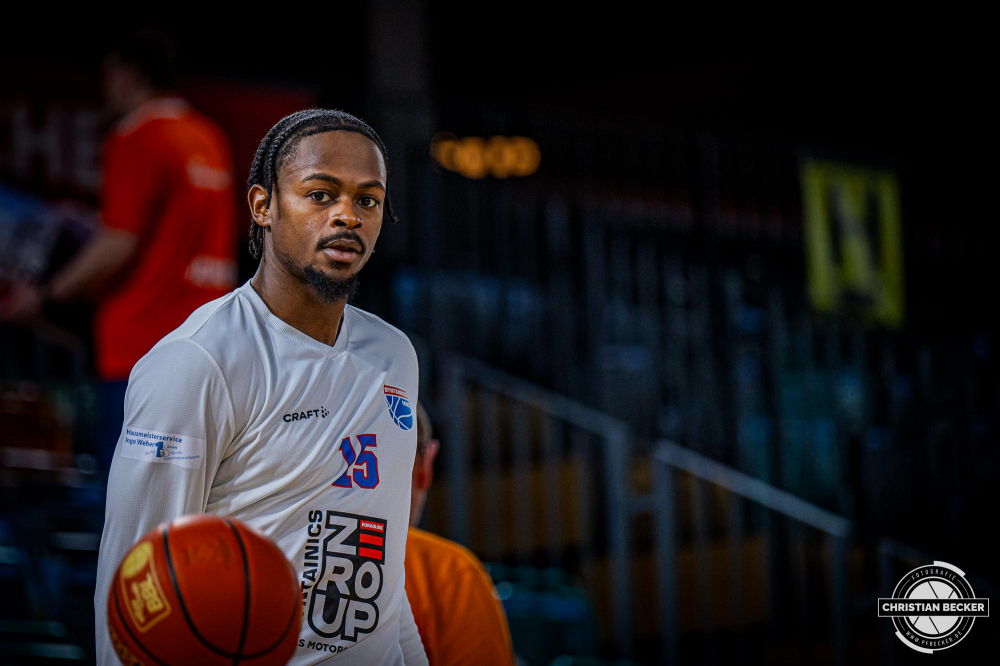 1. Basketball Bundesliga, easyCredit BBL, Saison 2024/2025, Herren, Hauptrunde, 16. Spieltag, 11.01.2025, RASTA Vechta - Syntainics MBC
Ty Brewer (#15 - Syntainics MBC) vor der Partie
Schlüsselwörter: 1. Bundesliga;11.01.2025;16. Spieltag;BBL;Basketball;Hauptrunde;Liga;MBC;RASTA;RASTA Dome;Saison 2024/2025;Syntainics;Vechta;Weißenfels;easycredit