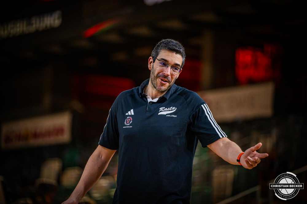 1. Basketball Bundesliga, easyCredit BBL, Saison 2024/2025, Herren, Hauptrunde, 16. Spieltag, 11.01.2025, RASTA Vechta - Syntainics MBC
Miguel Zapata (Assistent Coach - RASTA Vechta) vor der Partie
Schlüsselwörter: 1. Bundesliga;11.01.2025;16. Spieltag;BBL;Basketball;Hauptrunde;Liga;MBC;RASTA;RASTA Dome;Saison 2024/2025;Syntainics;Vechta;Weißenfels;easycredit