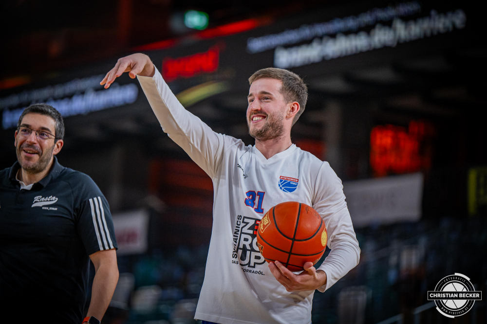 1. Basketball Bundesliga, easyCredit BBL, Saison 2024/2025, Herren, Hauptrunde, 16. Spieltag, 11.01.2025, RASTA Vechta - Syntainics MBC
Spencer Reaves (#31 - Syntainics MBC) vor der Partie
Schlüsselwörter: 1. Bundesliga;11.01.2025;16. Spieltag;BBL;Basketball;Hauptrunde;Liga;MBC;RASTA;RASTA Dome;Saison 2024/2025;Syntainics;Vechta;Weißenfels;easycredit