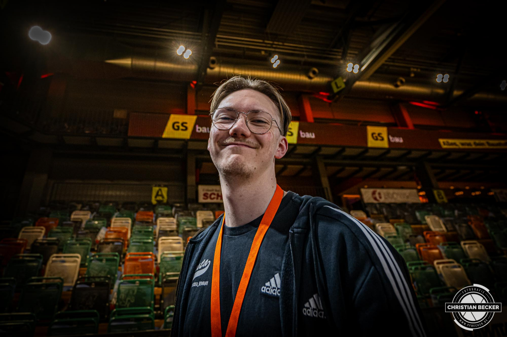 1. Basketball Bundesliga, easyCredit BBL, Saison 2024/2025, Herren, Hauptrunde, 16. Spieltag, 11.01.2025, RASTA Vechta - Syntainics MBC
Frederik Kreyenborg (Digital Content Manager - RASTA Vechta) vor der Partie
Schlüsselwörter: 1. Bundesliga;11.01.2025;16. Spieltag;BBL;Basketball;Hauptrunde;Liga;MBC;RASTA;RASTA Dome;Saison 2024/2025;Syntainics;Vechta;Weißenfels;easycredit