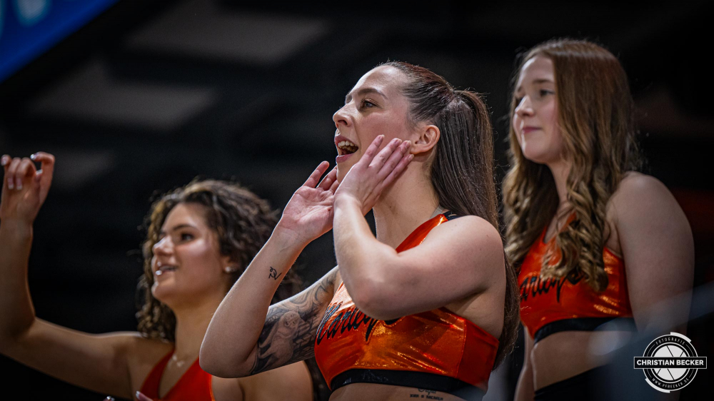 1. Basketball Bundesliga, easyCredit BBL, Saison 2024/2025, Herren, Hauptrunde, 16. Spieltag, 11.01.2025, RASTA Vechta - Syntainics MBC
Marleys (Cheerleader - RASTA Vechta) vor der Partie
Schlüsselwörter: 1. Bundesliga;11.01.2025;16. Spieltag;BBL;Basketball;Hauptrunde;Liga;MBC;RASTA;RASTA Dome;Saison 2024/2025;Syntainics;Vechta;Weißenfels;easycredit