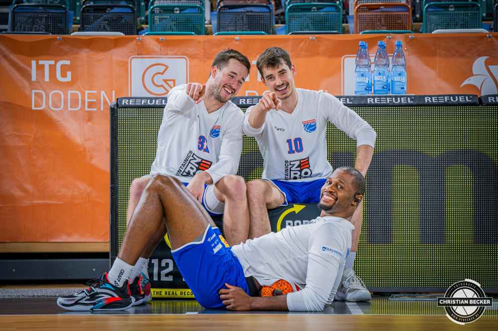 1. Basketball Bundesliga, easyCredit BBL, Saison 2024/2025, Herren, Hauptrunde, 16. Spieltag, 11.01.2025, RASTA Vechta - Syntainics MBC
Spencer Reaves (#31 - Syntainics MBC), Gianni Otto (#10 - Syntainics MBC) und Tyren Johnson (#2 - Syntainics MBC) vor der Partie
Schlüsselwörter: 1. Bundesliga;11.01.2025;16. Spieltag;BBL;Basketball;Hauptrunde;Liga;MBC;RASTA;RASTA Dome;Saison 2024/2025;Syntainics;Vechta;Weißenfels;easycredit