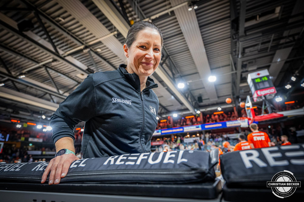 1. Basketball Bundesliga, easyCredit BBL, Saison 2024/2025, Herren, Hauptrunde, 16. Spieltag, 11.01.2025, RASTA Vechta - Syntainics MBC
Danjana Rey (Schiedsrichter BBL) vor der Partie
Schlüsselwörter: 1. Bundesliga;11.01.2025;16. Spieltag;BBL;Basketball;Hauptrunde;Liga;MBC;RASTA;RASTA Dome;Saison 2024/2025;Syntainics;Vechta;Weißenfels;easycredit