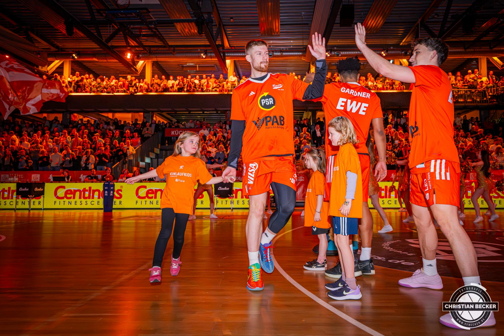 1. Basketball Bundesliga, easyCredit BBL, Saison 2024/2025, Herren, Hauptrunde, 16. Spieltag, 11.01.2025, RASTA Vechta - Syntainics MBC
Luc van Slooten (#6 - RASTA Vechta) mit einem Einlaufkind
Schlüsselwörter: 1. Bundesliga;11.01.2025;16. Spieltag;BBL;Basketball;Hauptrunde;Liga;MBC;RASTA;RASTA Dome;Saison 2024/2025;Syntainics;Vechta;Weißenfels;easycredit
