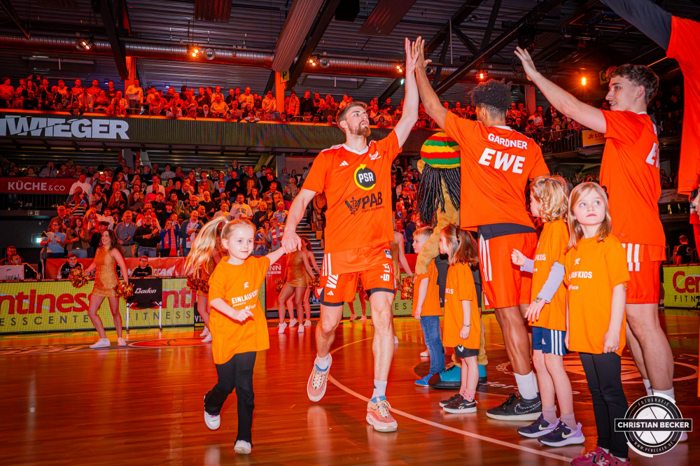 1. Basketball Bundesliga, easyCredit BBL, Saison 2024/2025, Herren, Hauptrunde, 16. Spieltag, 11.01.2025, RASTA Vechta - Syntainics MBC
Ryan Schwieger (#15 - RASTA Vechta) mit einem Einlaufkind
Schlüsselwörter: 1. Bundesliga;11.01.2025;16. Spieltag;BBL;Basketball;Hauptrunde;Liga;MBC;RASTA;RASTA Dome;Saison 2024/2025;Syntainics;Vechta;Weißenfels;easycredit