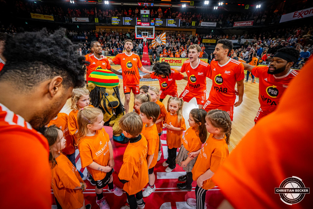 1. Basketball Bundesliga, easyCredit BBL, Saison 2024/2025, Herren, Hauptrunde, 16. Spieltag, 11.01.2025, RASTA Vechta - Syntainics MBC
Das Team von RASTA Vechta und die Einlaufkinder
Schlüsselwörter: 1. Bundesliga;11.01.2025;16. Spieltag;BBL;Basketball;Hauptrunde;Liga;MBC;RASTA;RASTA Dome;Saison 2024/2025;Syntainics;Vechta;Weißenfels;easycredit