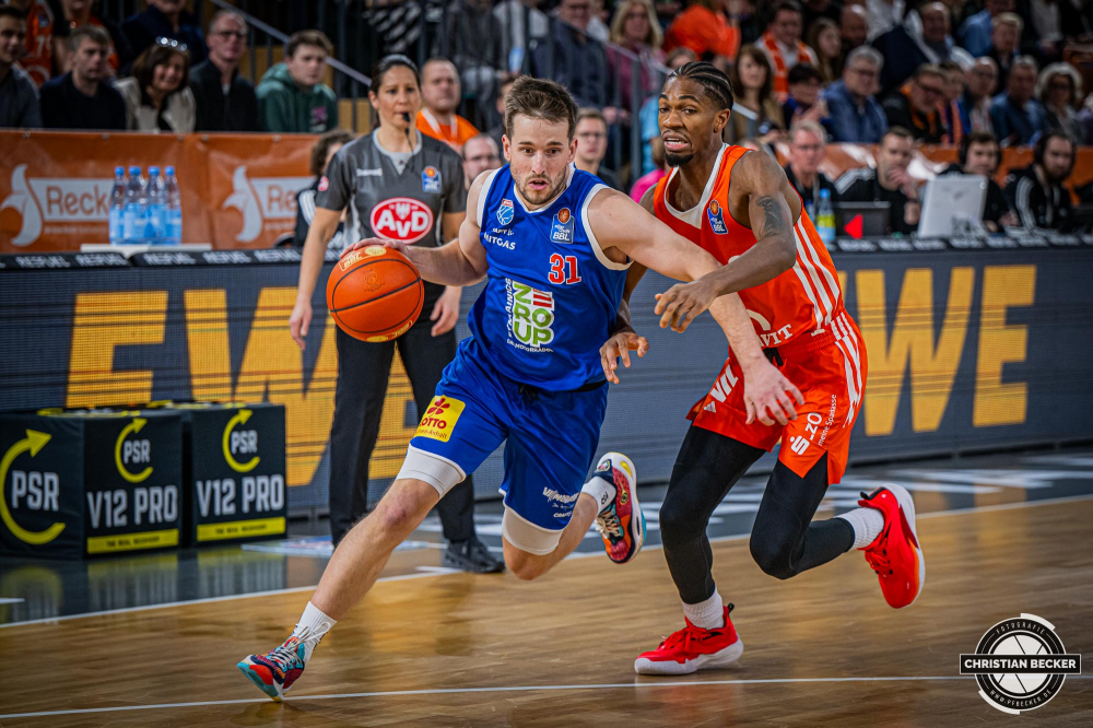 1. Basketball Bundesliga, easyCredit BBL, Saison 2024/2025, Herren, Hauptrunde, 16. Spieltag, 11.01.2025, RASTA Vechta - Syntainics MBC
Spencer Reaves (#31 - Syntainics MBC) in Aktion gegen Brandon Randolph (#8 - RASTA Vechta)
Schlüsselwörter: 1. Bundesliga;11.01.2025;16. Spieltag;BBL;Basketball;Hauptrunde;Liga;MBC;RASTA;RASTA Dome;Saison 2024/2025;Syntainics;Vechta;Weißenfels;easycredit