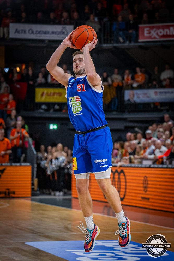 1. Basketball Bundesliga, easyCredit BBL, Saison 2024/2025, Herren, Hauptrunde, 16. Spieltag, 11.01.2025, RASTA Vechta - Syntainics MBC
Spencer Reaves (#31 - Syntainics MBC) beim Jumpshot
Schlüsselwörter: 1. Bundesliga;11.01.2025;16. Spieltag;BBL;Basketball;Hauptrunde;Liga;MBC;RASTA;RASTA Dome;Saison 2024/2025;Syntainics;Vechta;Weißenfels;easycredit