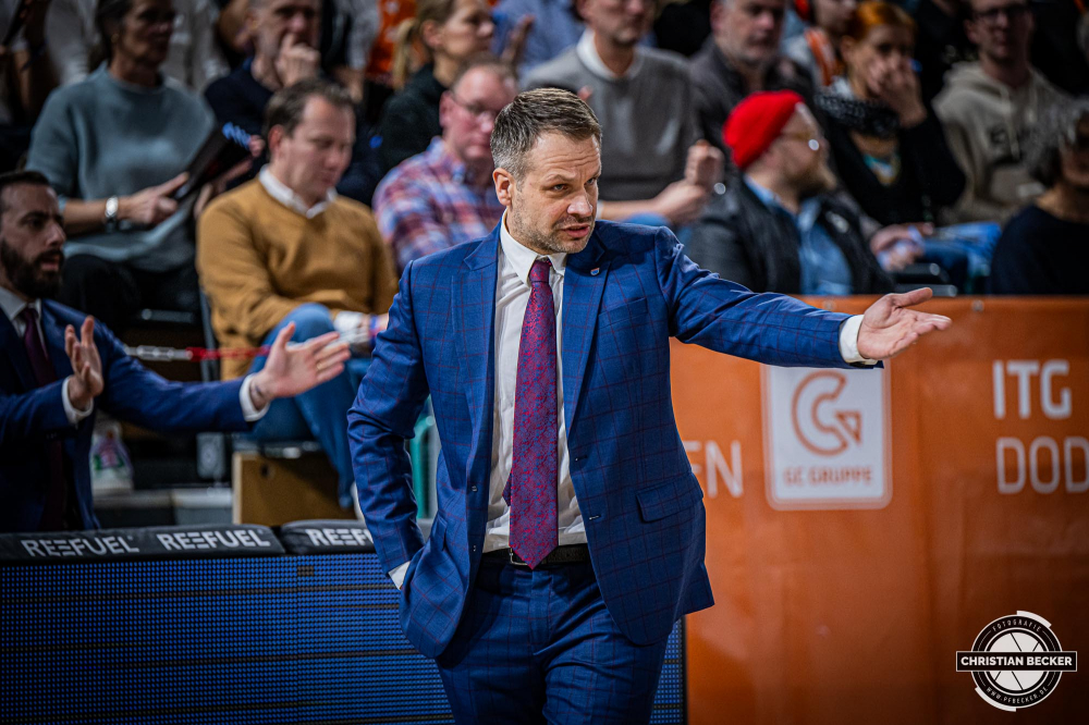 1. Basketball Bundesliga, easyCredit BBL, Saison 2024/2025, Herren, Hauptrunde, 16. Spieltag, 11.01.2025, RASTA Vechta - Syntainics MBC
Janis Gailitis (Headcoach Syntainics MBC) während der Partie
Schlüsselwörter: 1. Bundesliga;11.01.2025;16. Spieltag;BBL;Basketball;Hauptrunde;Liga;MBC;RASTA;RASTA Dome;Saison 2024/2025;Syntainics;Vechta;Weißenfels;easycredit