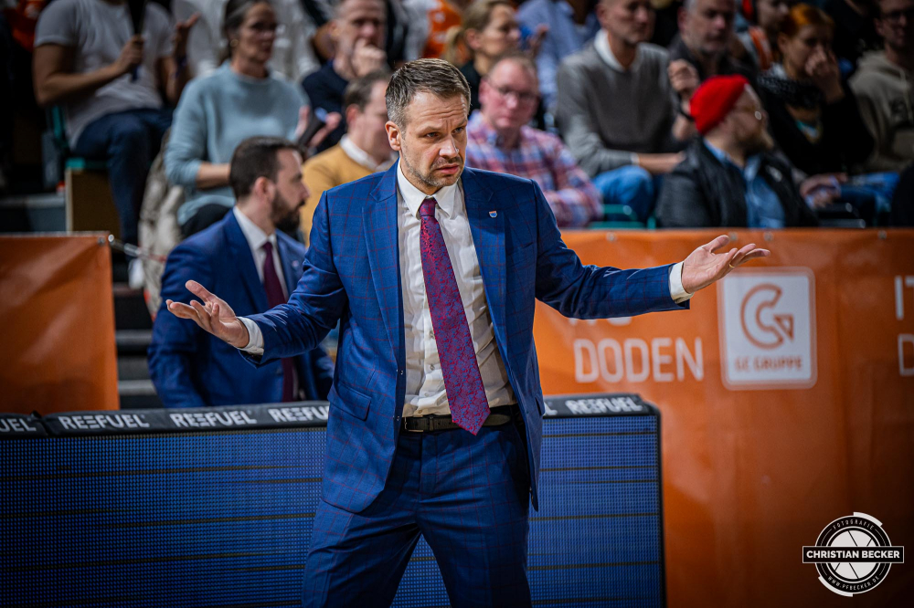 1. Basketball Bundesliga, easyCredit BBL, Saison 2024/2025, Herren, Hauptrunde, 16. Spieltag, 11.01.2025, RASTA Vechta - Syntainics MBC
Janis Gailitis (Headcoach Syntainics MBC) während der Partie
Schlüsselwörter: 1. Bundesliga;11.01.2025;16. Spieltag;BBL;Basketball;Hauptrunde;Liga;MBC;RASTA;RASTA Dome;Saison 2024/2025;Syntainics;Vechta;Weißenfels;easycredit