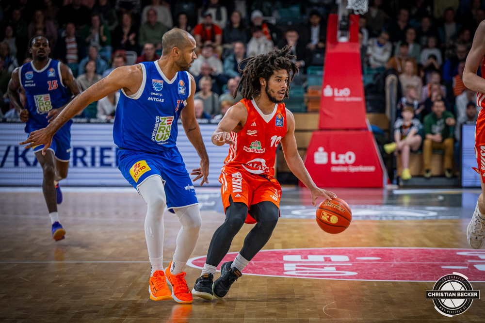 1. Basketball Bundesliga, easyCredit BBL, Saison 2024/2025, Herren, Hauptrunde, 16. Spieltag, 11.01.2025, RASTA Vechta - Syntainics MBC
Tyger Campbell (#10 - RASTA Vechta) in Aktion gegen Akeem Vargas (#11 - Syntainics MBC)
Schlüsselwörter: 1. Bundesliga;11.01.2025;16. Spieltag;BBL;Basketball;Hauptrunde;Liga;MBC;RASTA;RASTA Dome;Saison 2024/2025;Syntainics;Vechta;Weißenfels;easycredit