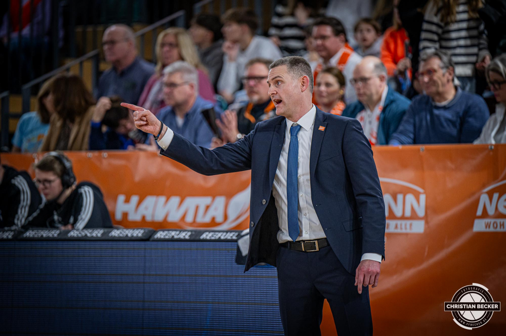 1. Basketball Bundesliga, easyCredit BBL, Saison 2024/2025, Herren, Hauptrunde, 16. Spieltag, 11.01.2025, RASTA Vechta - Syntainics MBC
Martin Schiller (Headcoach - RASTA Vechta) während der Partie
Schlüsselwörter: 1. Bundesliga;11.01.2025;16. Spieltag;BBL;Basketball;Hauptrunde;Liga;MBC;RASTA;RASTA Dome;Saison 2024/2025;Syntainics;Vechta;Weißenfels;easycredit