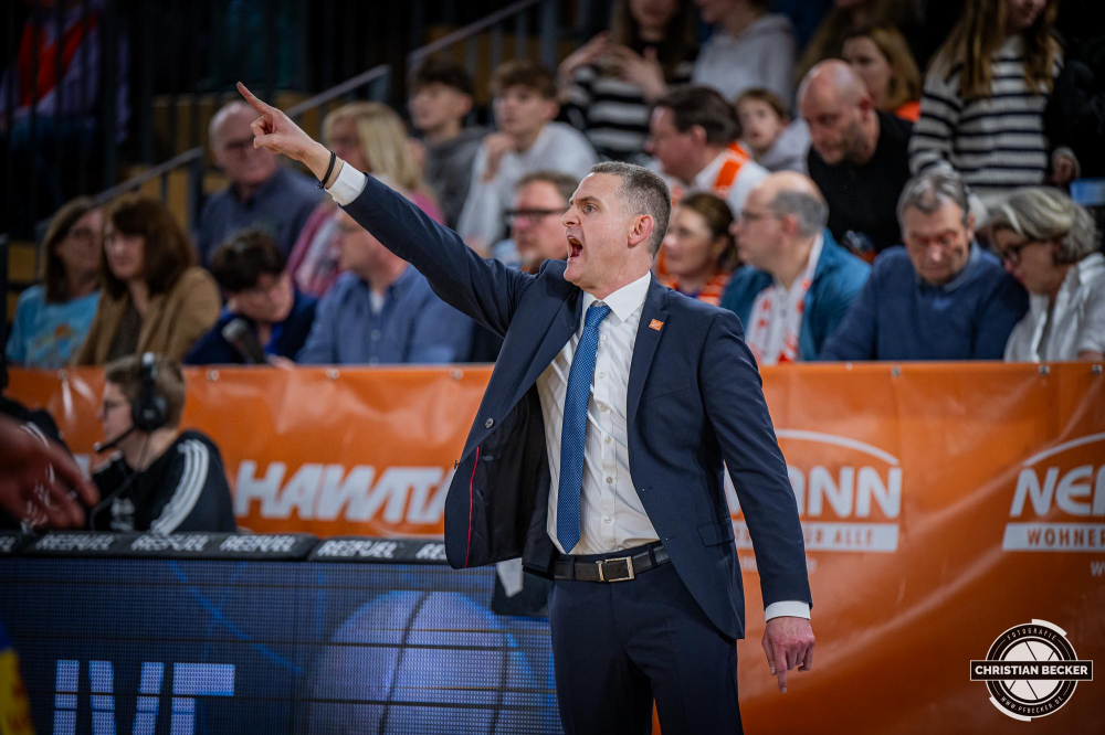 1. Basketball Bundesliga, easyCredit BBL, Saison 2024/2025, Herren, Hauptrunde, 16. Spieltag, 11.01.2025, RASTA Vechta - Syntainics MBC
Martin Schiller (Headcoach - RASTA Vechta) während der Partie
Schlüsselwörter: 1. Bundesliga;11.01.2025;16. Spieltag;BBL;Basketball;Hauptrunde;Liga;MBC;RASTA;RASTA Dome;Saison 2024/2025;Syntainics;Vechta;Weißenfels;easycredit