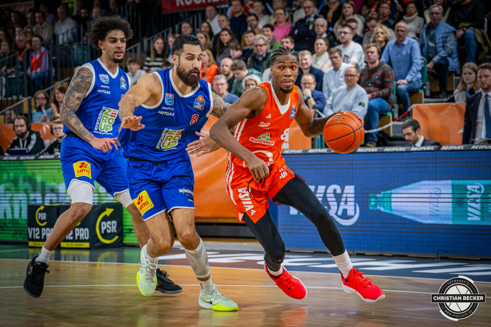 1. Basketball Bundesliga, easyCredit BBL, Saison 2024/2025, Herren, Hauptrunde, 16. Spieltag, 11.01.2025, RASTA Vechta - Syntainics MBC
Brandon Randolph (#8 - RASTA Vechta) in Aktion gegen Martin Breunig (#8 - Syntainics MBC)
Schlüsselwörter: 1. Bundesliga;11.01.2025;16. Spieltag;BBL;Basketball;Hauptrunde;Liga;MBC;RASTA;RASTA Dome;Saison 2024/2025;Syntainics;Vechta;Weißenfels;easycredit