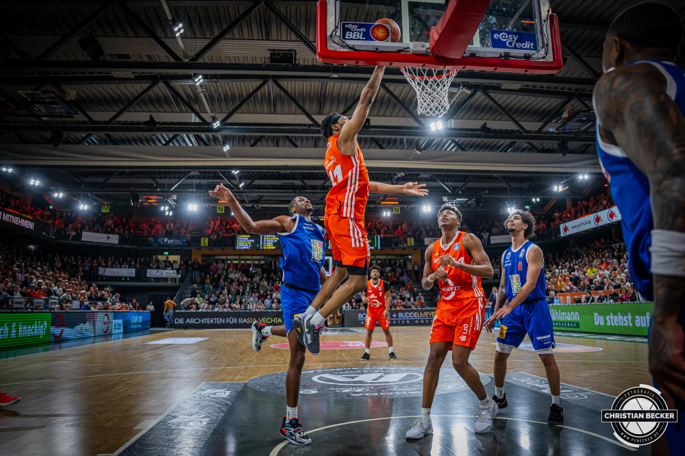 1. Basketball Bundesliga, easyCredit BBL, Saison 2024/2025, Herren, Hauptrunde, 16. Spieltag, 11.01.2025, RASTA Vechta - Syntainics MBC
Lloyd Pandi (#41 - RASTA Vechta) beim Korbleger
Schlüsselwörter: 1. Bundesliga;11.01.2025;16. Spieltag;BBL;Basketball;Hauptrunde;Liga;MBC;RASTA;RASTA Dome;Saison 2024/2025;Syntainics;Vechta;Weißenfels;easycredit