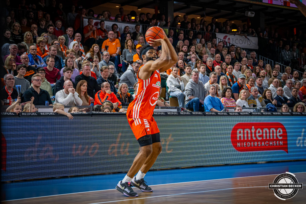 1. Basketball Bundesliga, easyCredit BBL, Saison 2024/2025, Herren, Hauptrunde, 16. Spieltag, 11.01.2025, RASTA Vechta - Syntainics MBC
Lloyd Pandi (#41 - RASTA Vechta) beim Jumpshot
Schlüsselwörter: 1. Bundesliga;11.01.2025;16. Spieltag;BBL;Basketball;Hauptrunde;Liga;MBC;RASTA;RASTA Dome;Saison 2024/2025;Syntainics;Vechta;Weißenfels;easycredit