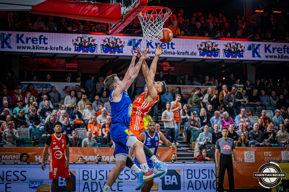 1. Basketball Bundesliga, easyCredit BBL, Saison 2024/2025, Herren, Hauptrunde, 16. Spieltag, 11.01.2025, RASTA Vechta - Syntainics MBC
Joel Aminu (#21 - RASTA Vechta) beim Korbleger
Schlüsselwörter: 1. Bundesliga;11.01.2025;16. Spieltag;BBL;Basketball;Hauptrunde;Liga;MBC;RASTA;RASTA Dome;Saison 2024/2025;Syntainics;Vechta;Weißenfels;easycredit