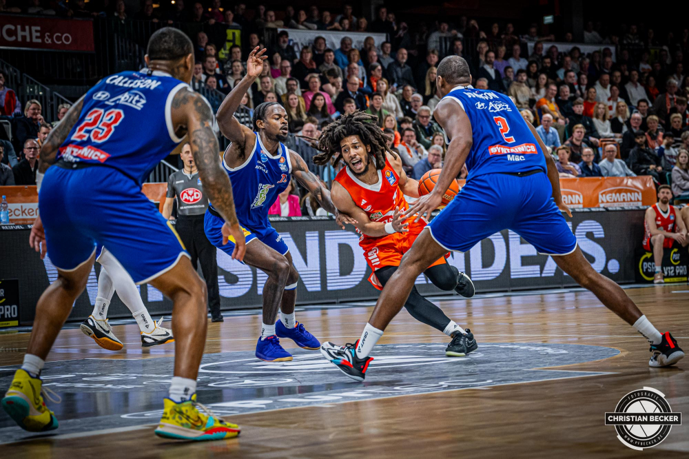 1. Basketball Bundesliga, easyCredit BBL, Saison 2024/2025, Herren, Hauptrunde, 16. Spieltag, 11.01.2025, RASTA Vechta - Syntainics MBC
Tyger Campbell (#10 - RASTA Vechta) in Aktion
Schlüsselwörter: 1. Bundesliga;11.01.2025;16. Spieltag;BBL;Basketball;Hauptrunde;Liga;MBC;RASTA;RASTA Dome;Saison 2024/2025;Syntainics;Vechta;Weißenfels;easycredit