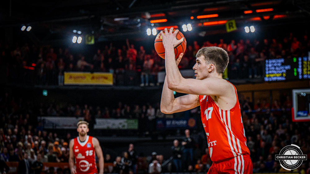 1. Basketball Bundesliga, easyCredit BBL, Saison 2024/2025, Herren, Hauptrunde, 16. Spieltag, 11.01.2025, RASTA Vechta - Syntainics MBC
Johann Grünloh (#17 - RASTA Vechta) beim Jumpshot
Schlüsselwörter: 1. Bundesliga;11.01.2025;16. Spieltag;BBL;Basketball;Hauptrunde;Liga;MBC;RASTA;RASTA Dome;Saison 2024/2025;Syntainics;Vechta;Weißenfels;easycredit