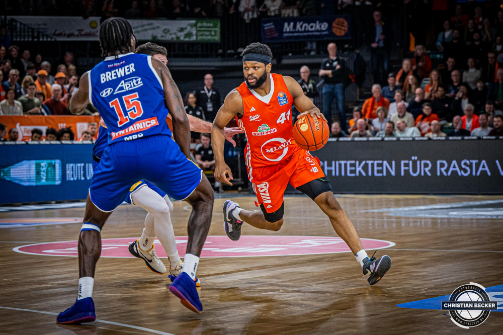 1. Basketball Bundesliga, easyCredit BBL, Saison 2024/2025, Herren, Hauptrunde, 16. Spieltag, 11.01.2025, RASTA Vechta - Syntainics MBC
Lloyd Pandi (#41 - RASTA Vechta) in Aktion
Schlüsselwörter: 1. Bundesliga;11.01.2025;16. Spieltag;BBL;Basketball;Hauptrunde;Liga;MBC;RASTA;RASTA Dome;Saison 2024/2025;Syntainics;Vechta;Weißenfels;easycredit