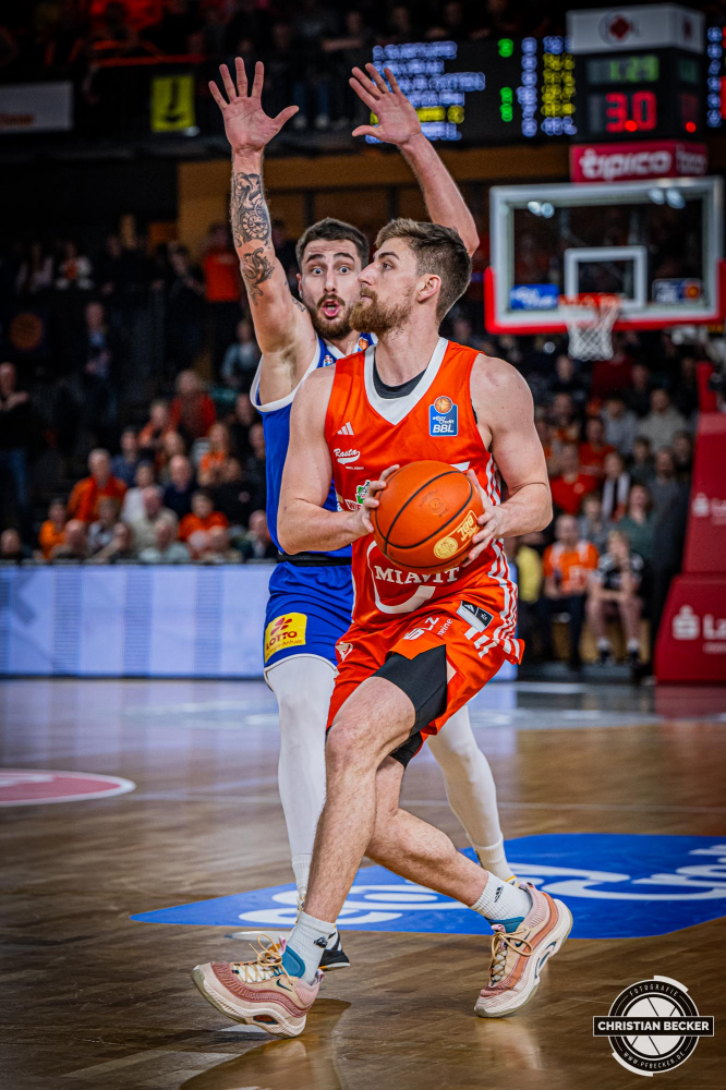 1. Basketball Bundesliga, easyCredit BBL, Saison 2024/2025, Herren, Hauptrunde, 16. Spieltag, 11.01.2025, RASTA Vechta - Syntainics MBC
Ryan Schwieger (#15 - RASTA Vechta) in Aktion
Schlüsselwörter: 1. Bundesliga;11.01.2025;16. Spieltag;BBL;Basketball;Hauptrunde;Liga;MBC;RASTA;RASTA Dome;Saison 2024/2025;Syntainics;Vechta;Weißenfels;easycredit