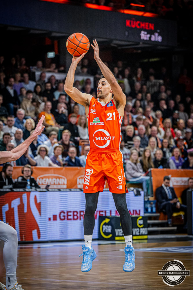 1. Basketball Bundesliga, easyCredit BBL, Saison 2024/2025, Herren, Hauptrunde, 16. Spieltag, 11.01.2025, RASTA Vechta - Syntainics MBC
Joel Aminu (#21 - RASTA Vechta) beim Jumpshot
Schlüsselwörter: 1. Bundesliga;11.01.2025;16. Spieltag;BBL;Basketball;Hauptrunde;Liga;MBC;RASTA;RASTA Dome;Saison 2024/2025;Syntainics;Vechta;Weißenfels;easycredit