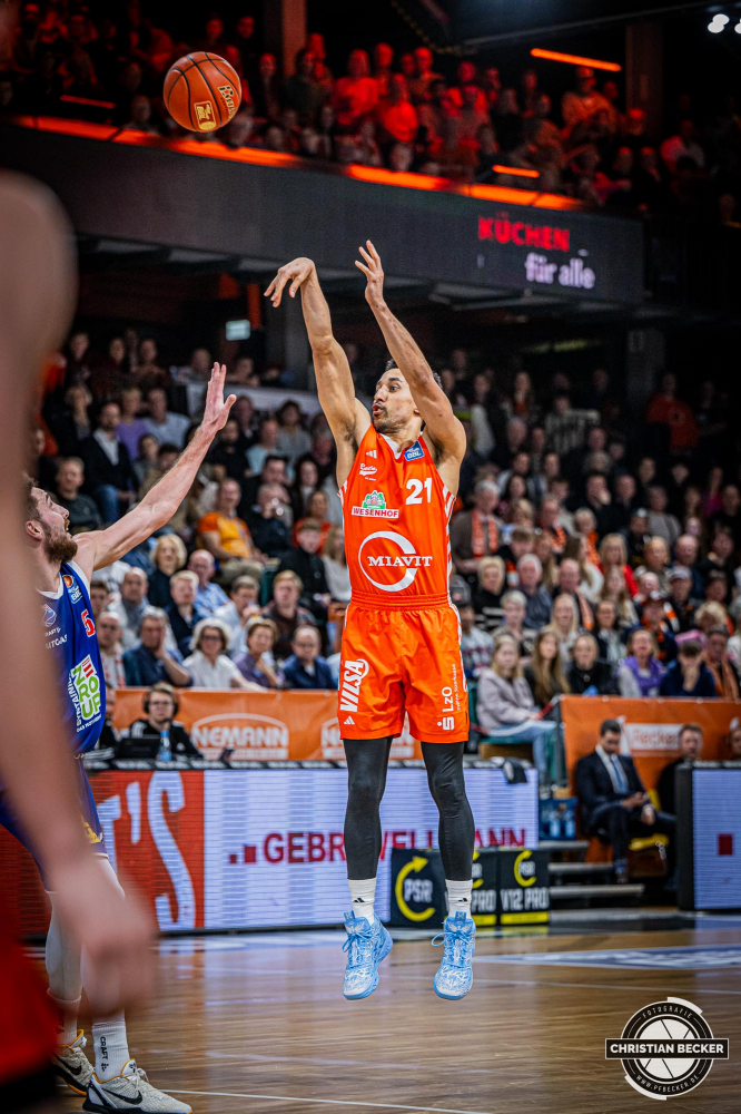 1. Basketball Bundesliga, easyCredit BBL, Saison 2024/2025, Herren, Hauptrunde, 16. Spieltag, 11.01.2025, RASTA Vechta - Syntainics MBC
Joel Aminu (#21 - RASTA Vechta) beim Jumpshot
Schlüsselwörter: 1. Bundesliga;11.01.2025;16. Spieltag;BBL;Basketball;Hauptrunde;Liga;MBC;RASTA;RASTA Dome;Saison 2024/2025;Syntainics;Vechta;Weißenfels;easycredit