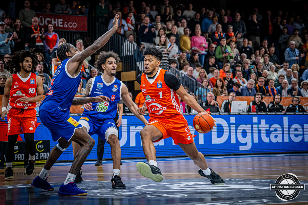 1. Basketball Bundesliga, easyCredit BBL, Saison 2024/2025, Herren, Hauptrunde, 16. Spieltag, 11.01.2025, RASTA Vechta - Syntainics MBC
Jayden Gardner (#1 - RASTA Vechta) in Aktion gegen Ty Brewer (#15 - Syntainics MBC) und Michael Devoe (#0 - Syntainics MBC)
Schlüsselwörter: 1. Bundesliga;11.01.2025;16. Spieltag;BBL;Basketball;Hauptrunde;Liga;MBC;RASTA;RASTA Dome;Saison 2024/2025;Syntainics;Vechta;Weißenfels;easycredit