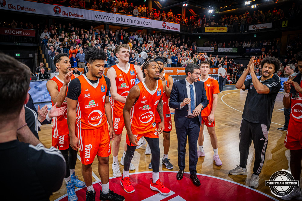 1. Basketball Bundesliga, easyCredit BBL, Saison 2024/2025, Herren, Hauptrunde, 16. Spieltag, 11.01.2025, RASTA Vechta - Syntainics MBC
Das Team von RASTA Vechta nach der Partie
Schlüsselwörter: 1. Bundesliga;11.01.2025;16. Spieltag;BBL;Basketball;Hauptrunde;Liga;MBC;RASTA;RASTA Dome;Saison 2024/2025;Syntainics;Vechta;Weißenfels;easycredit