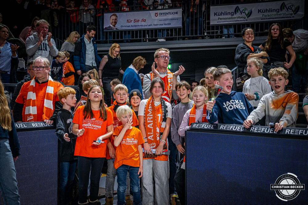 1. Basketball Bundesliga, easyCredit BBL, Saison 2024/2025, Herren, Hauptrunde, 16. Spieltag, 11.01.2025, RASTA Vechta - Syntainics MBC
Die Fans von RASTA Vechta nach der Partie
Schlüsselwörter: 1. Bundesliga;11.01.2025;16. Spieltag;BBL;Basketball;Hauptrunde;Liga;MBC;RASTA;RASTA Dome;Saison 2024/2025;Syntainics;Vechta;Weißenfels;easycredit