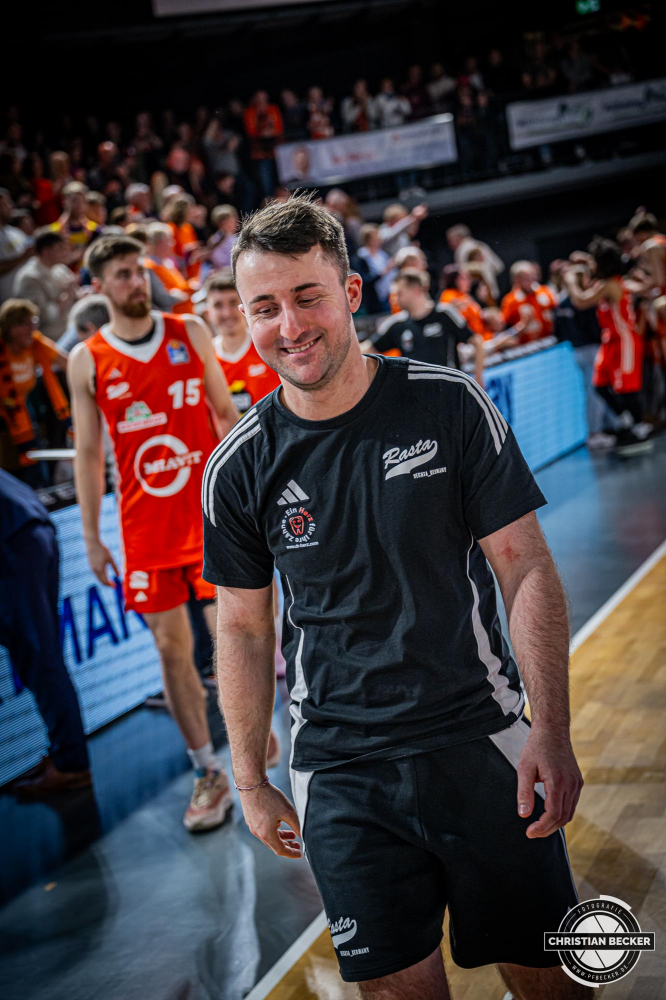 1. Basketball Bundesliga, easyCredit BBL, Saison 2024/2025, Herren, Hauptrunde, 16. Spieltag, 11.01.2025, RASTA Vechta - Syntainics MBC
Hendrik Rahe (Physiotherapeut - RASTA Vechta) nach der Partie
Schlüsselwörter: 1. Bundesliga;11.01.2025;16. Spieltag;BBL;Basketball;Hauptrunde;Liga;MBC;RASTA;RASTA Dome;Saison 2024/2025;Syntainics;Vechta;Weißenfels;easycredit