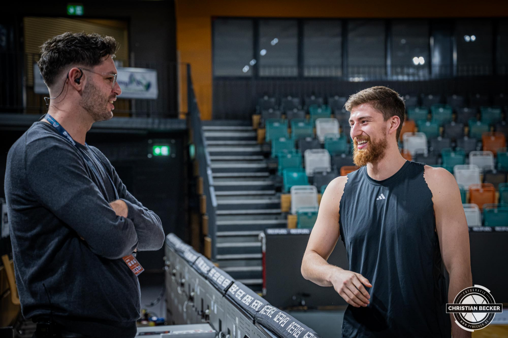 1. Basketball Bundesliga, easyCredit BBL, Saison 2024/2025, Herren, Hauptrunde, 18. Spieltag, 24.01.2025, RASTA Vechta -  Niners Chemnitz
Ryan Schwieger (#15 - RASTA Vechta) im Gespr&auml;ch mit Enosch Wolf (Experte DYN Media)
Schlüsselwörter: 1. Bundesliga;18. Spieltag;24.01.2025;BBL;Basketball;Chemnitz;Hauptrunde;Liga;NINERS;RASTA;RASTA Dome;Saison 2024/2025;Vechta;easycredit