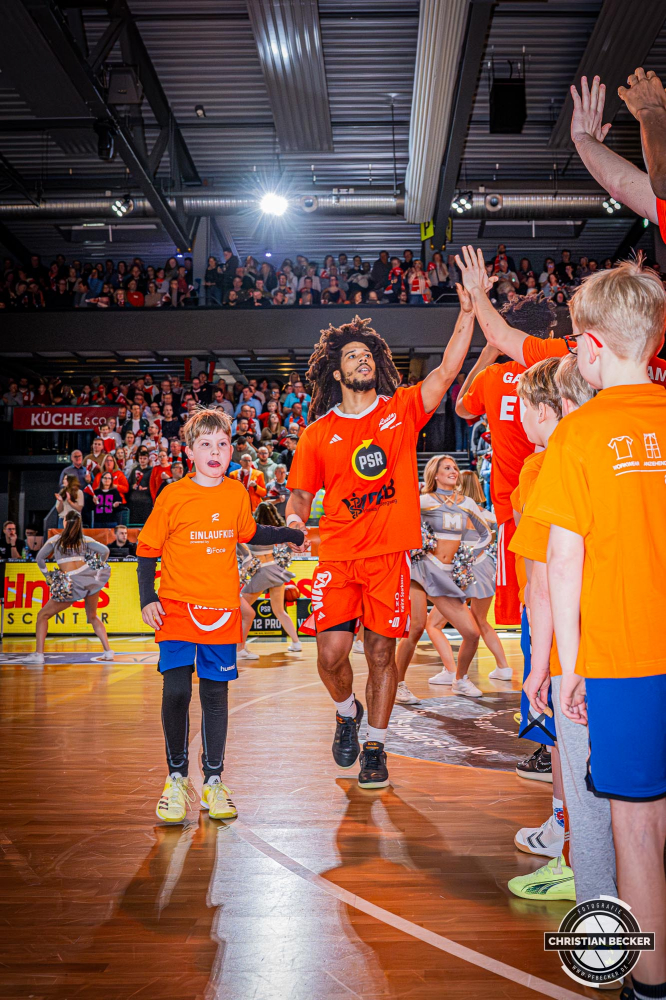 1. Basketball Bundesliga, easyCredit BBL, Saison 2024/2025, Herren, Hauptrunde, 18. Spieltag, 24.01.2025, RASTA Vechta -  Niners Chemnitz
Tyger Campbell (#10 - RASTA Vechta) und ein Einlaufkind vor der Partie
Schlüsselwörter: 1. Bundesliga;18. Spieltag;24.01.2025;BBL;Basketball;Chemnitz;Hauptrunde;Liga;NINERS;RASTA;RASTA Dome;Saison 2024/2025;Vechta;easycredit