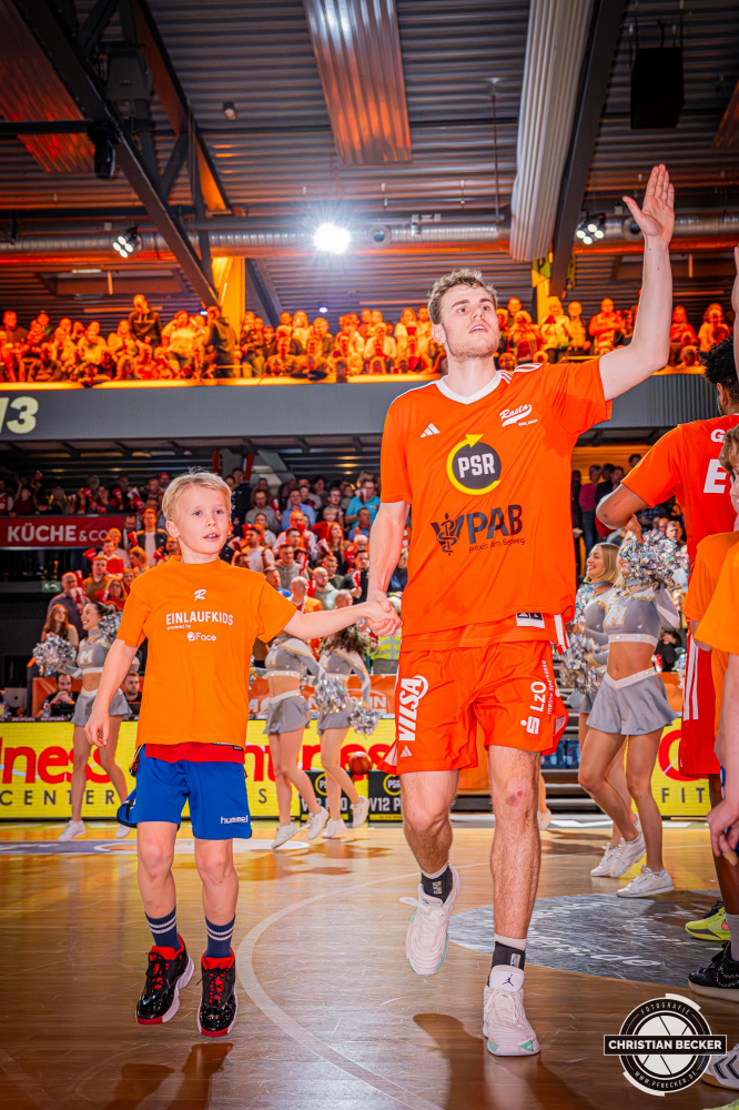 1. Basketball Bundesliga, easyCredit BBL, Saison 2024/2025, Herren, Hauptrunde, 18. Spieltag, 24.01.2025, RASTA Vechta -  Niners Chemnitz
Linus Trettin (#13 - RASTA Vechta) und ein Einlaufkind vor der Partie
Schlüsselwörter: 1. Bundesliga;18. Spieltag;24.01.2025;BBL;Basketball;Chemnitz;Hauptrunde;Liga;NINERS;RASTA;RASTA Dome;Saison 2024/2025;Vechta;easycredit