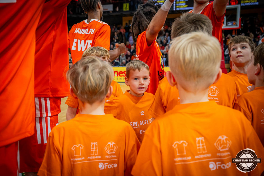 1. Basketball Bundesliga, easyCredit BBL, Saison 2024/2025, Herren, Hauptrunde, 18. Spieltag, 24.01.2025, RASTA Vechta -  Niners Chemnitz
Die Einlaufkinder vor der Partie
Schlüsselwörter: 1. Bundesliga;18. Spieltag;24.01.2025;BBL;Basketball;Chemnitz;Hauptrunde;Liga;NINERS;RASTA;RASTA Dome;Saison 2024/2025;Vechta;easycredit