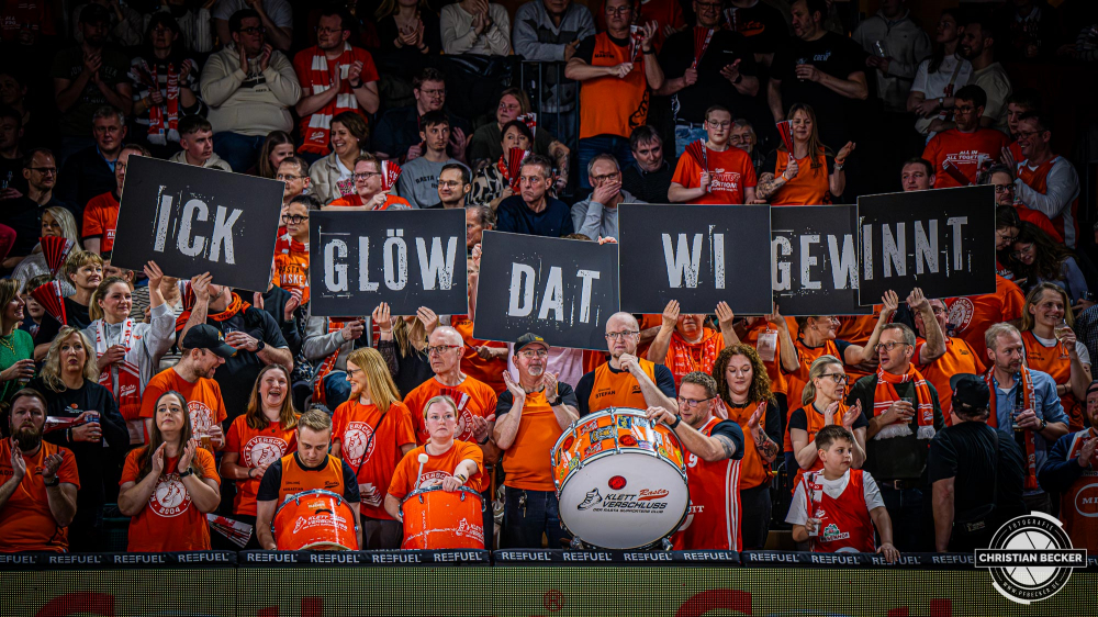 1. Basketball Bundesliga, easyCredit BBL, Saison 2024/2025, Herren, Hauptrunde, 18. Spieltag, 24.01.2025, RASTA Vechta -  Niners Chemnitz
Klettverschluss (Fanclub - RASTA Vechta) vor der Partie
Schlüsselwörter: 1. Bundesliga;18. Spieltag;24.01.2025;BBL;Basketball;Chemnitz;Hauptrunde;Liga;NINERS;RASTA;RASTA Dome;Saison 2024/2025;Vechta;easycredit