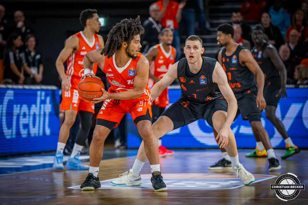 1. Basketball Bundesliga, easyCredit BBL, Saison 2024/2025, Herren, Hauptrunde, 18. Spieltag, 24.01.2025, RASTA Vechta -  Niners Chemnitz
Tyger Campbell (#10 - RASTA Vechta) in Aktion gegen Jonas Richter (#7 - Niners Chemnitz)
Schlüsselwörter: 1. Bundesliga;18. Spieltag;24.01.2025;BBL;Basketball;Chemnitz;Hauptrunde;Liga;NINERS;RASTA;RASTA Dome;Saison 2024/2025;Vechta;easycredit