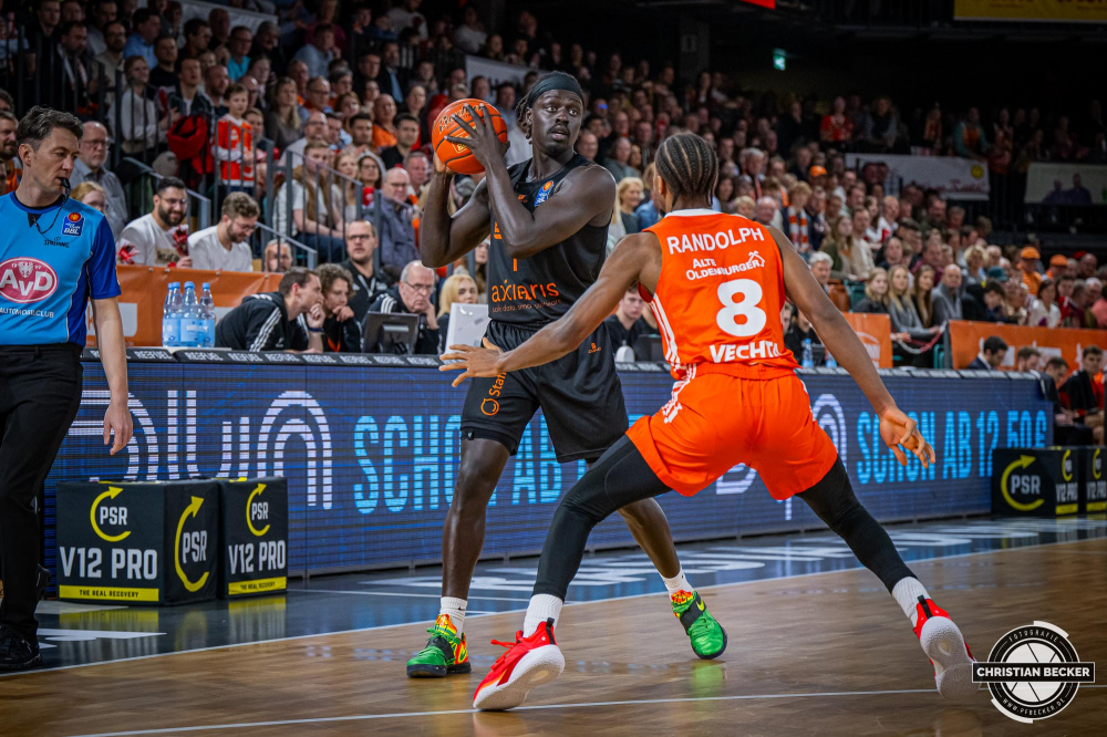 1. Basketball Bundesliga, easyCredit BBL, Saison 2024/2025, Herren, Hauptrunde, 18. Spieltag, 24.01.2025, RASTA Vechta -  Niners Chemnitz
Aher Uguak (#1 - Niners Chemnitz) in Aktion gegen Brandon Randolph (#8 - RASTA Vechta)
Schlüsselwörter: 1. Bundesliga;18. Spieltag;24.01.2025;BBL;Basketball;Chemnitz;Hauptrunde;Liga;NINERS;RASTA;RASTA Dome;Saison 2024/2025;Vechta;easycredit