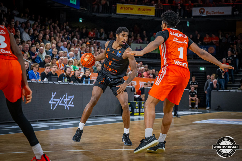 1. Basketball Bundesliga, easyCredit BBL, Saison 2024/2025, Herren, Hauptrunde, 18. Spieltag, 24.01.2025, RASTA Vechta -  Niners Chemnitz
William Christmas (#8 - Niners Chemnitz) in Aktion gegen Jayden Gardner (#1 - RASTA Vechta)
Schlüsselwörter: 1. Bundesliga;18. Spieltag;24.01.2025;BBL;Basketball;Chemnitz;Hauptrunde;Liga;NINERS;RASTA;RASTA Dome;Saison 2024/2025;Vechta;easycredit