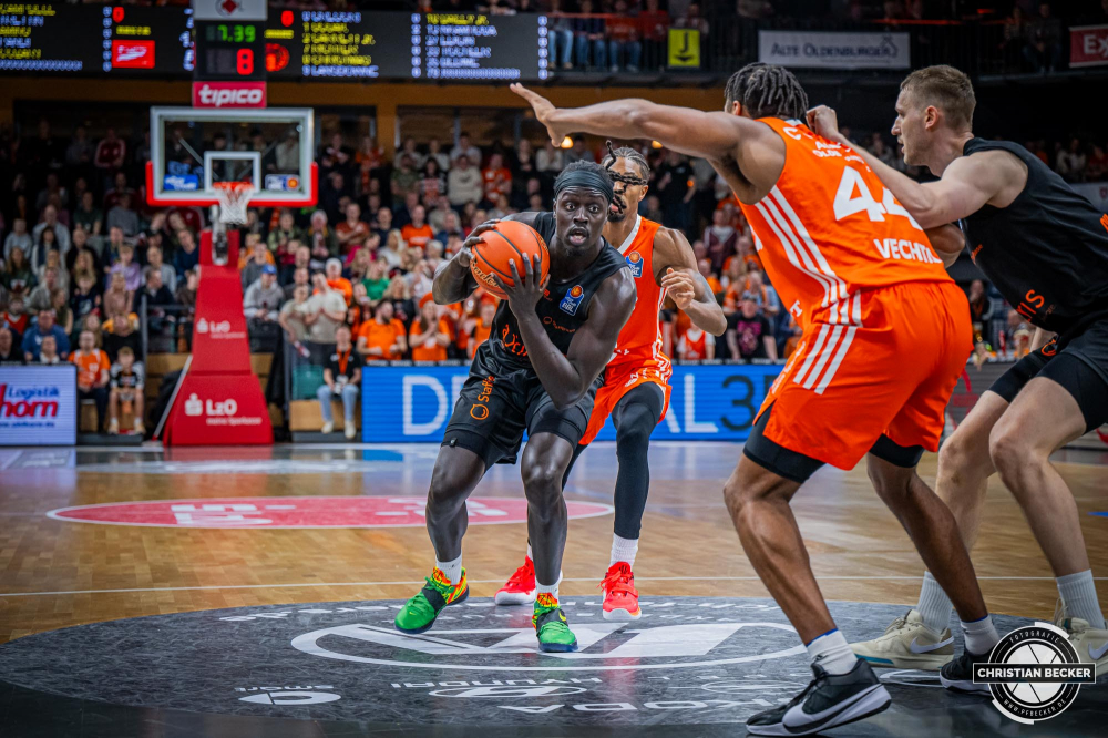 1. Basketball Bundesliga, easyCredit BBL, Saison 2024/2025, Herren, Hauptrunde, 18. Spieltag, 24.01.2025, RASTA Vechta -  Niners Chemnitz
Aher Uguak (#1 - Niners Chemnitz) in Aktion
Schlüsselwörter: 1. Bundesliga;18. Spieltag;24.01.2025;BBL;Basketball;Chemnitz;Hauptrunde;Liga;NINERS;RASTA;RASTA Dome;Saison 2024/2025;Vechta;easycredit