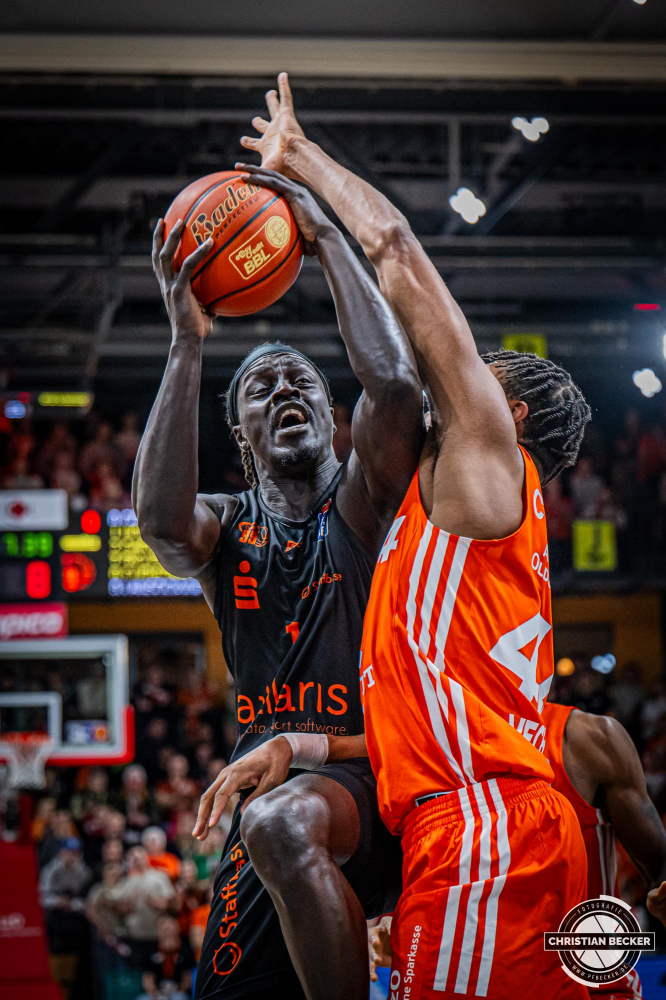 1. Basketball Bundesliga, easyCredit BBL, Saison 2024/2025, Herren, Hauptrunde, 18. Spieltag, 24.01.2025, RASTA Vechta -  Niners Chemnitz
Aher Uguak (#1 - Niners Chemnitz) beim Korbleger
Schlüsselwörter: 1. Bundesliga;18. Spieltag;24.01.2025;BBL;Basketball;Chemnitz;Hauptrunde;Liga;NINERS;RASTA;RASTA Dome;Saison 2024/2025;Vechta;easycredit