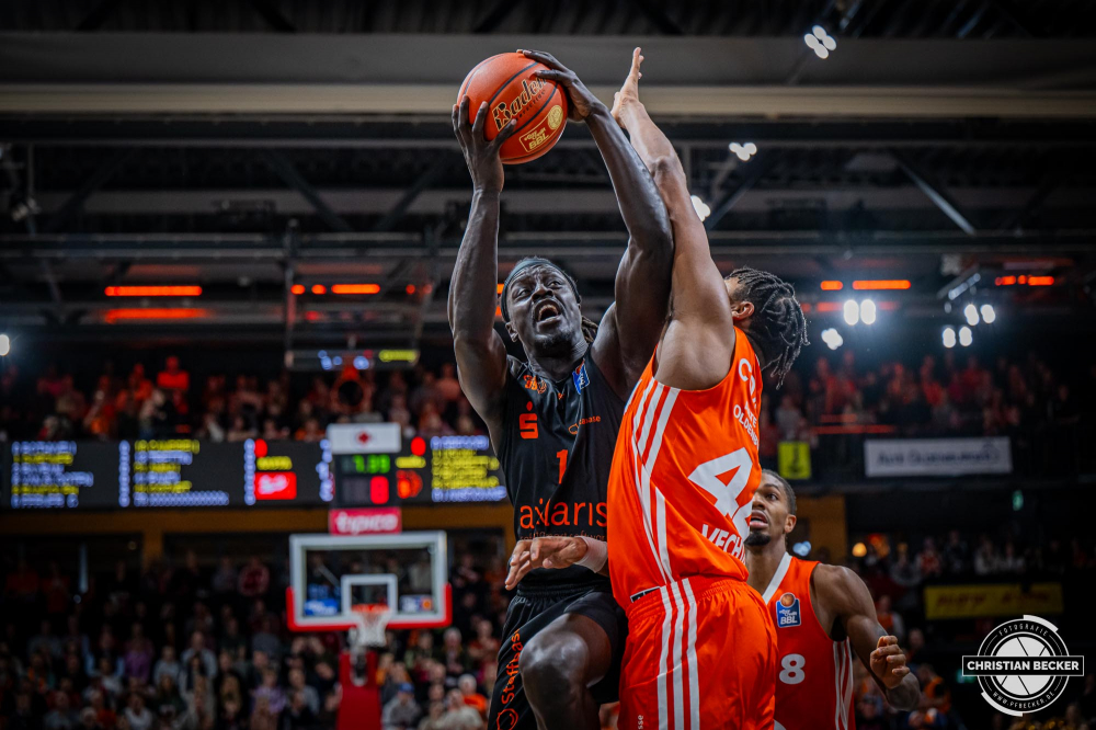 1. Basketball Bundesliga, easyCredit BBL, Saison 2024/2025, Herren, Hauptrunde, 18. Spieltag, 24.01.2025, RASTA Vechta -  Niners Chemnitz
Aher Uguak (#1 - Niners Chemnitz) in Aktion
Schlüsselwörter: 1. Bundesliga;18. Spieltag;24.01.2025;BBL;Basketball;Chemnitz;Hauptrunde;Liga;NINERS;RASTA;RASTA Dome;Saison 2024/2025;Vechta;easycredit