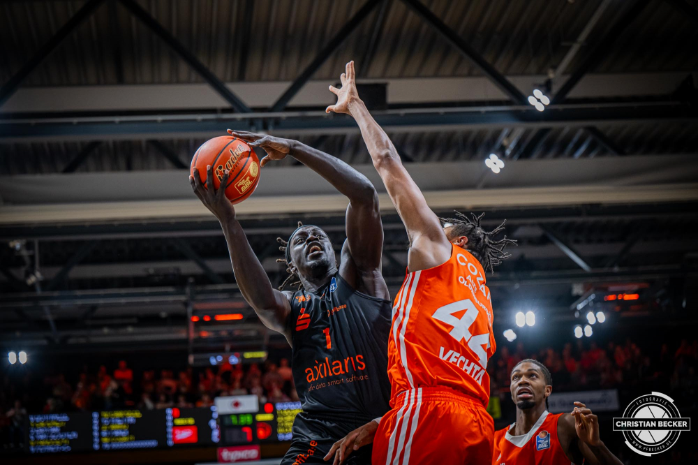 1. Basketball Bundesliga, easyCredit BBL, Saison 2024/2025, Herren, Hauptrunde, 18. Spieltag, 24.01.2025, RASTA Vechta -  Niners Chemnitz
Aher Uguak (#1 - Niners Chemnitz) in Aktion
Schlüsselwörter: 1. Bundesliga;18. Spieltag;24.01.2025;BBL;Basketball;Chemnitz;Hauptrunde;Liga;NINERS;RASTA;RASTA Dome;Saison 2024/2025;Vechta;easycredit