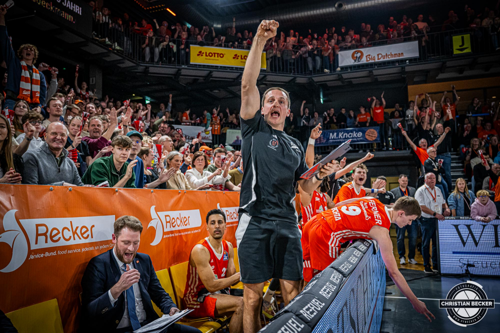 1. Basketball Bundesliga, easyCredit BBL, Saison 2024/2025, Herren, Hauptrunde, 18. Spieltag, 24.01.2025, RASTA Vechta -  Niners Chemnitz
Domenik Theodorou (Athletic Coach - RASTA Vechta) zeigt Emotionen w&auml;hrend der Partie
Schlüsselwörter: 1. Bundesliga;18. Spieltag;24.01.2025;BBL;Basketball;Chemnitz;Hauptrunde;Liga;NINERS;RASTA;RASTA Dome;Saison 2024/2025;Vechta;easycredit