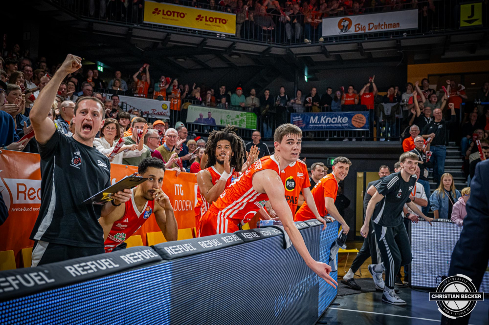 1. Basketball Bundesliga, easyCredit BBL, Saison 2024/2025, Herren, Hauptrunde, 18. Spieltag, 24.01.2025, RASTA Vechta -  Niners Chemnitz
Das Team von RASTA Vechta zeigt Emotionen w&auml;hrend der Partie
Schlüsselwörter: 1. Bundesliga;18. Spieltag;24.01.2025;BBL;Basketball;Chemnitz;Hauptrunde;Liga;NINERS;RASTA;RASTA Dome;Saison 2024/2025;Vechta;easycredit