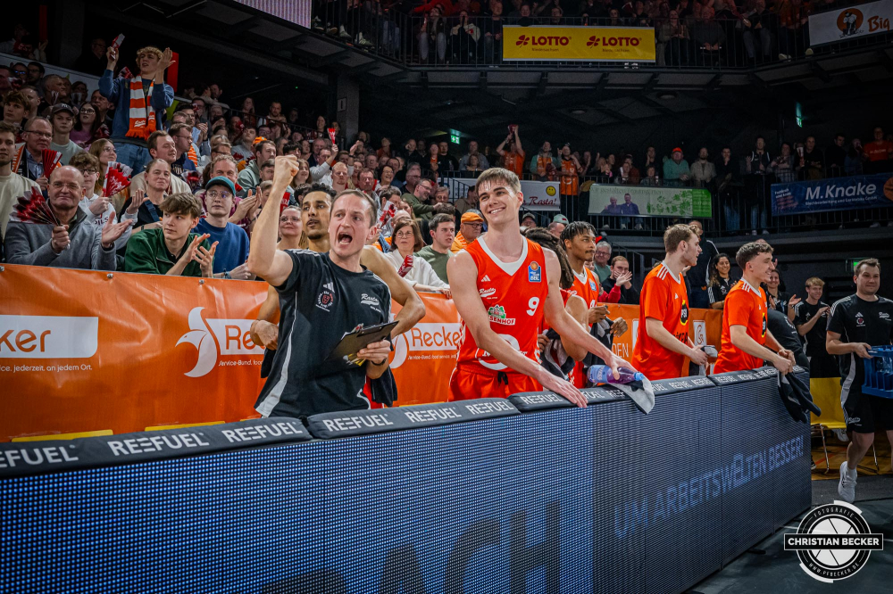 1. Basketball Bundesliga, easyCredit BBL, Saison 2024/2025, Herren, Hauptrunde, 18. Spieltag, 24.01.2025, RASTA Vechta -  Niners Chemnitz
Das Team von RASTA Vechta zeigt Emotionen w&auml;hrend der Partie
Schlüsselwörter: 1. Bundesliga;18. Spieltag;24.01.2025;BBL;Basketball;Chemnitz;Hauptrunde;Liga;NINERS;RASTA;RASTA Dome;Saison 2024/2025;Vechta;easycredit