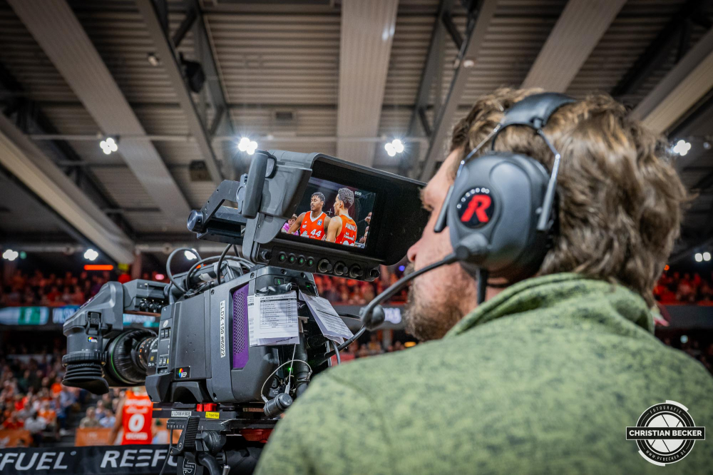 1. Basketball Bundesliga, easyCredit BBL, Saison 2024/2025, Herren, Hauptrunde, 18. Spieltag, 24.01.2025, RASTA Vechta -  Niners Chemnitz
DYN Media w&auml;hrend der Partie
Schlüsselwörter: 1. Bundesliga;18. Spieltag;24.01.2025;BBL;Basketball;Chemnitz;Hauptrunde;Liga;NINERS;RASTA;RASTA Dome;Saison 2024/2025;Vechta;easycredit