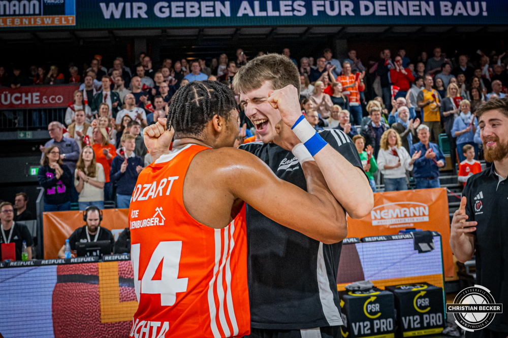 1. Basketball Bundesliga, easyCredit BBL, Saison 2024/2025, Herren, Hauptrunde, 18. Spieltag, 24.01.2025, RASTA Vechta -  Niners Chemnitz
Johann Gr&uuml;nloh (#17 - RASTA Vechta) zeigt Emotionen nach der Partie
Schlüsselwörter: 1. Bundesliga;18. Spieltag;24.01.2025;BBL;Basketball;Chemnitz;Hauptrunde;Liga;NINERS;RASTA;RASTA Dome;Saison 2024/2025;Vechta;easycredit