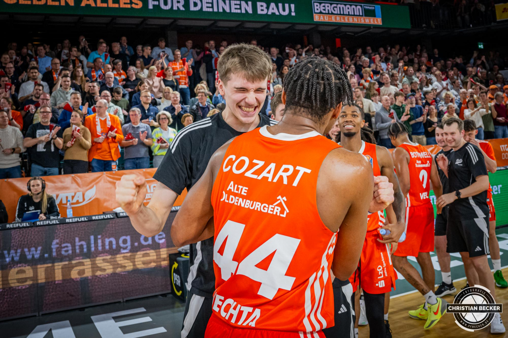 1. Basketball Bundesliga, easyCredit BBL, Saison 2024/2025, Herren, Hauptrunde, 18. Spieltag, 24.01.2025, RASTA Vechta -  Niners Chemnitz
Johann Gr&uuml;nloh (#17 - RASTA Vechta) zeigt Emotionen nach der Partie
Schlüsselwörter: 1. Bundesliga;18. Spieltag;24.01.2025;BBL;Basketball;Chemnitz;Hauptrunde;Liga;NINERS;RASTA;RASTA Dome;Saison 2024/2025;Vechta;easycredit