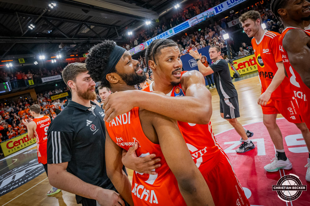 1. Basketball Bundesliga, easyCredit BBL, Saison 2024/2025, Herren, Hauptrunde, 18. Spieltag, 24.01.2025, RASTA Vechta -  Niners Chemnitz
Lloyd Pandi (#41 - RASTA Vechta) und Mike Bothwell (#0 - RASTA Vechta) nach der Partie
Schlüsselwörter: 1. Bundesliga;18. Spieltag;24.01.2025;BBL;Basketball;Chemnitz;Hauptrunde;Liga;NINERS;RASTA;RASTA Dome;Saison 2024/2025;Vechta;easycredit